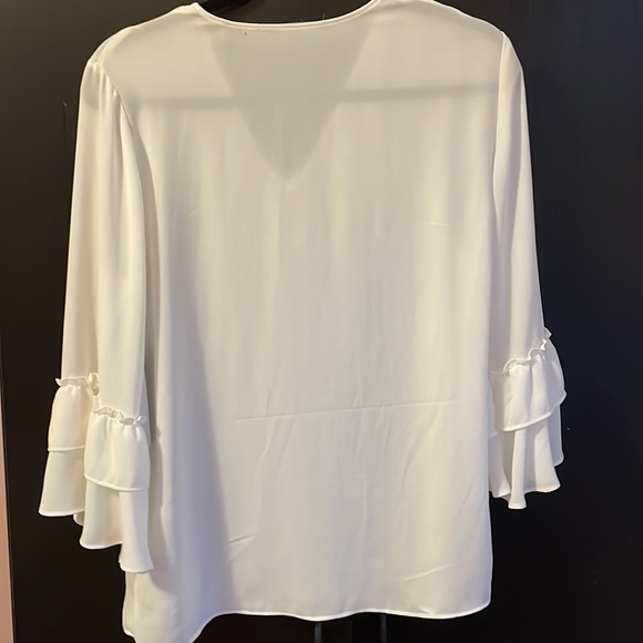 Tahari blouse - Picture 2 of 4